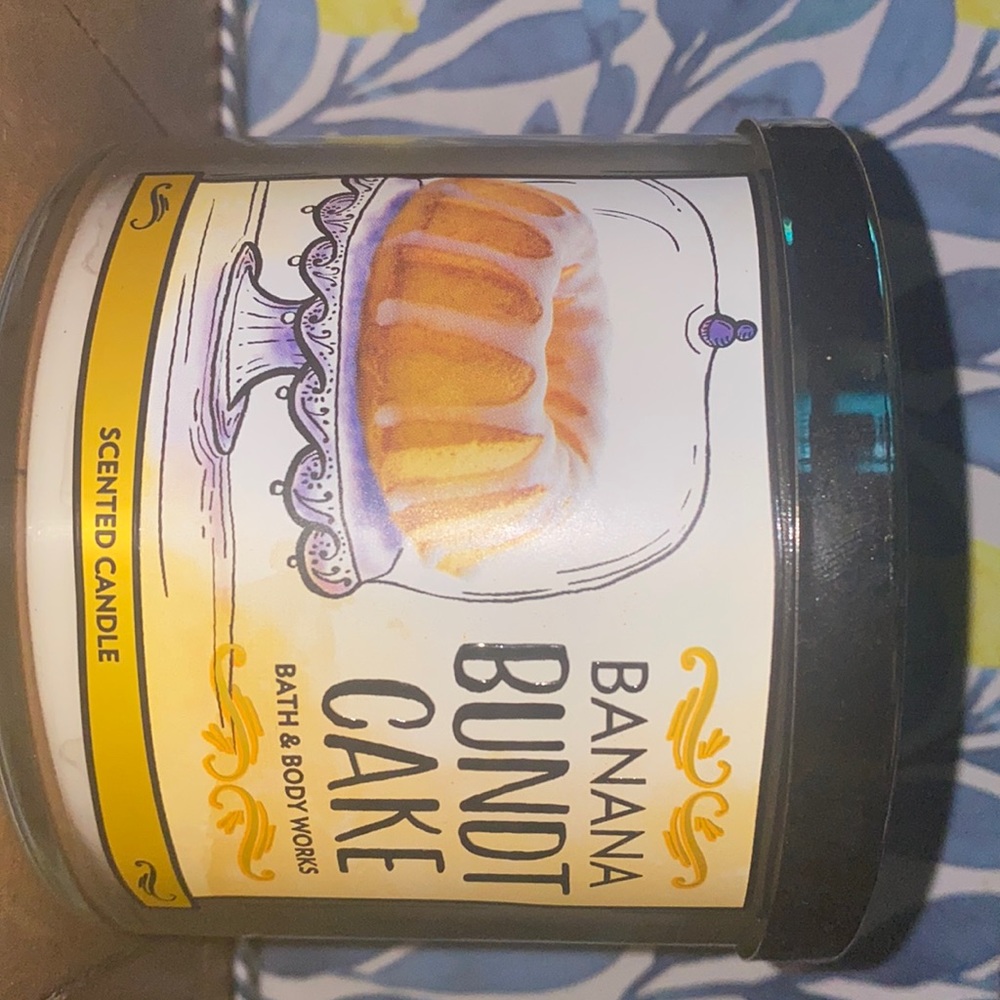 Banana Bundt cake candle